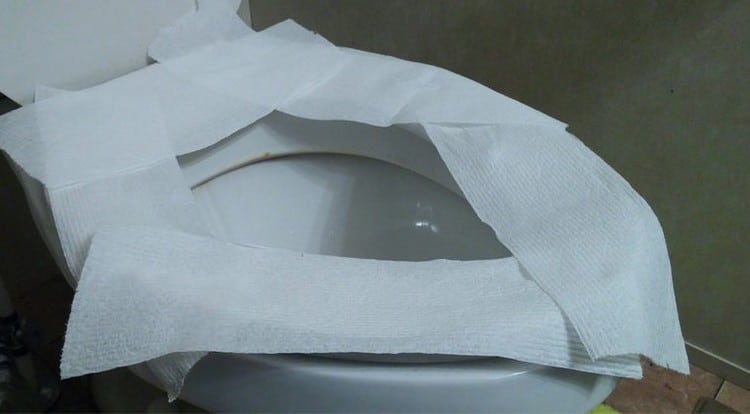 papel higienico sobre el inodoro